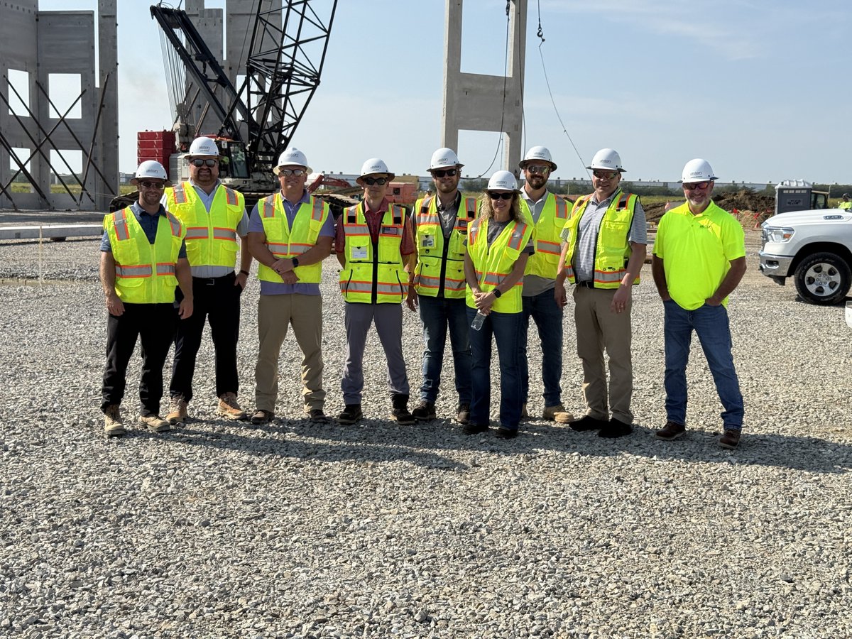 alstonconstruct's tweet photo. Big things are taking shape in Commercial Point, Ohio! 🏗️Our Alston Team is making great progress at IDI Rickenbacker – Building 1, a 600,000 SF warehouse, as precast wall panels are being erected on site. #BuildOH https://t.co/ApEcCHOtUe