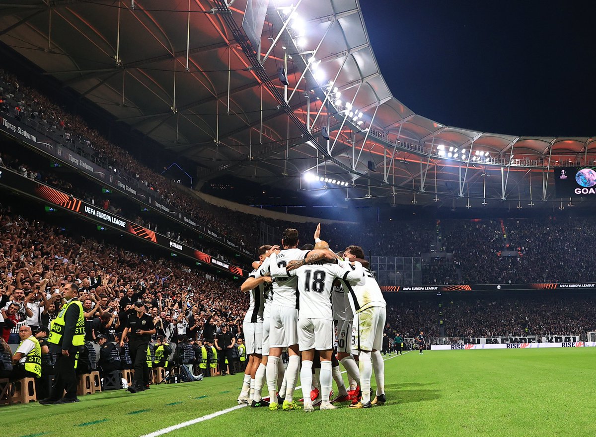 Besiktas's tweet photo. Takım. 💪

#ForzaBeşiktaş https://t.co/joDbwqSGzo