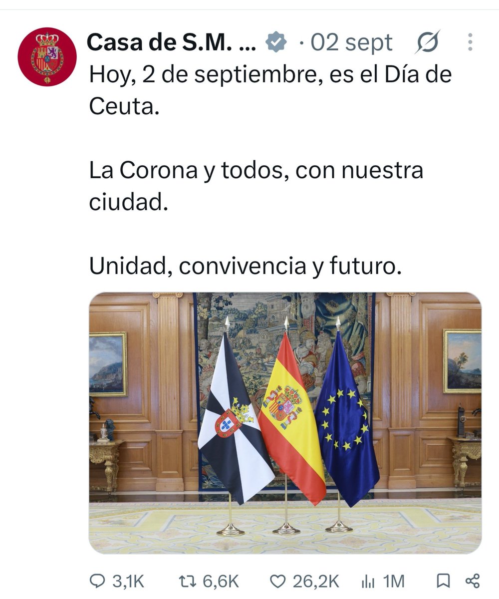 Miss_Bennet5's tweet photo. La Casa Real lo ha vuelto a hacer. Tres banderas sin rey para celebrar el día del segundo territorio más amenazado de España. Me ha recordado a las maneras del PSOE y de Pedro Sánchez, riéndose en nuestra cara. ¿Por qué hacen esto?

Repasemos, que esto muy sencillo de entender:

- Jefe de la Casa del Rey: Camilo Villarino, jefe adjunto de Misión en la Embajada de España en Rabat (2013-17) y director de Gabinete de Josep Borrell.
- Jefa de Comunicación de la Casa del Rey: Rosa Lerchundi. Periodista, de izquierdas y amiga de Letizia Ortiz.
- Directora de la Secretaría de la Reina: Marta Carazo. Periodista, de izquierdas y amiga de Letizia Ortiz.

Ni Epeo construyó un mejor caballo para entrar en Troya.