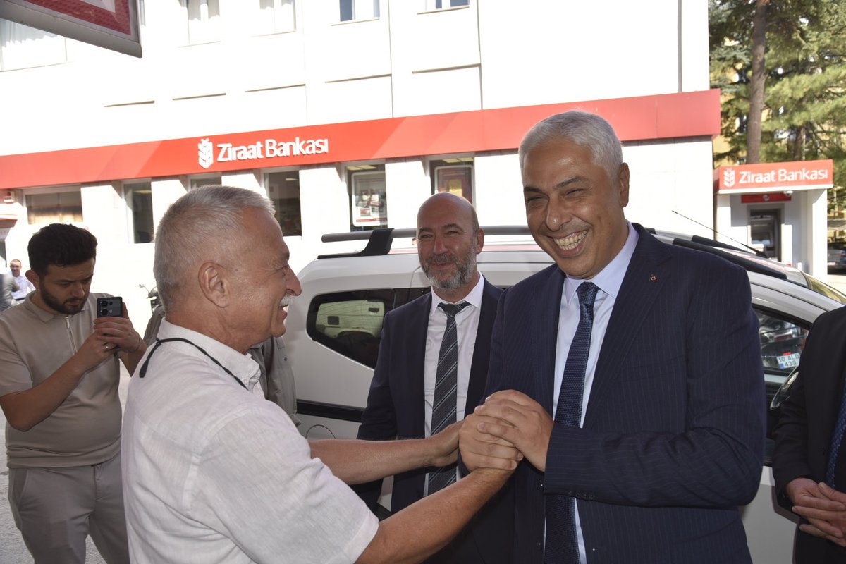BarisOzerol's tweet photo. 📍Balıkesir 

Dursunbey programımız kapsamında Eminbey Caddesi’nde esnafımızı ziyaret ederek hemşehrilerimizle sohbet ettik.

Ardından Çarşı Çay Evi’nde vatandaşlarımızla bir araya gelerek Dursunbey’in gündemini, beklentilerini ve günlük hayata dair taleplerini dinledik.

Güler yüzleri ve samimi sohbetleri için tüm hemşehrilerimize teşekkür ediyorum.

#TürkiyeYüzyılıBuluşmaları