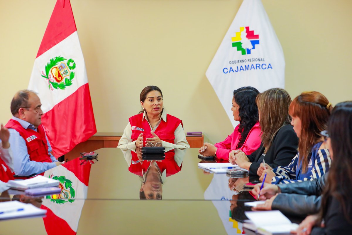 MidisPeru's tweet photo. 📍 #MidisEnRegiones | En #Cajamarca articulamos acciones para proteger la continuidad de nuestros servicios ante el Fenómeno El Niño. 🦺

La ministra Maritza Canales se reunió con la vicegobernadora regional de Cajamarca, Magda Farro, para coordinar las acciones que permitan anticipar riesgos y responder oportunamente ante posibles emergencias.

🤝 Entre las prioridades se encuentra preparar a nuestros equipos, identificar posibles afectaciones y contar con alternativas para que los programas sociales continúen atendiendo a la población que más lo necesita.
