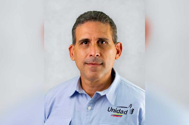 alcaldeledezma's tweet photo. ALERTA INTERNACIONAL 

El régimen ha secuestrado en Barquisimeto al exalcalde de Torres, Javier Oropeza. Efectivos del SEBIN lo secuestraron arbitrariamente a plena luz del día.

Javier regresó a Venezuela hace apenas dos días, tras dos años de duro exilio forzado por la persecución a la que fue sometido junto a su familia y su equipo de trabajo en 2024.

Ésta es la naturaleza de este régimen. 
Por eso el país entero los detesta.
Y por eso, los vamos a derrotar.

Fuerza, Javier! Habrá justicia.