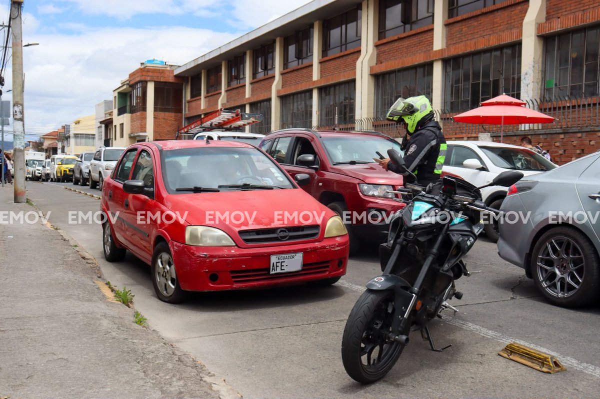 emov_ep's tweet photo. #EMOVControla 🚲
Durante un operativo realizado en la calle Rafael María Arízaga y Tarqui, fueron sancionados 3 vehículos por estacionarse sobre la ciclovía.
🚴♀️ Respetar estos espacios es respetar a quienes se movilizan en bicicleta.
#EMOVContigo💙
@MarisolPenaloz2
@AlcaldiaCuenca1