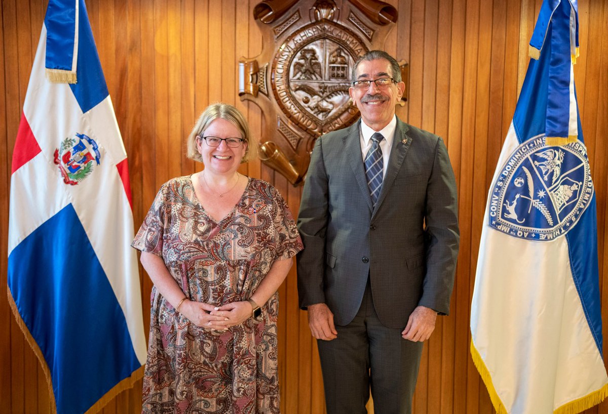 ukindomrep's tweet photo. Más cooperación académica, más oportunidades. 📚

La Embajadora Británica, @CarolvanderWalt, se reunió con el rector de la @UniversidadUASD 🇩🇴 para fortalecer los vínculos con el 🇬🇧 y explorar nuevas oportunidades de intercambio, investigación y colaboración. https://t.co/2bEGbpcdNu