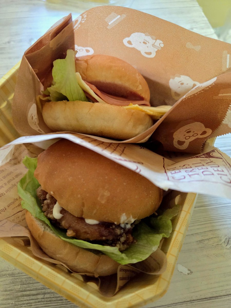 h0910y's tweet photo. おはようございます☀️
今日は高校生弁当だけなので
函館の名物ラッキーピエロの
チャイニーズチキン🍔を再現したやつと
ハムタマゴチーズバーガーにしました👍
＃高校生弁当　＃ハンバーガー https://t.co/iv7P23ifuz