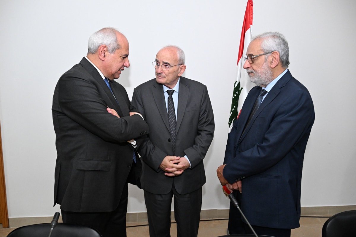 MelhemKhalaf's tweet photo. في لقاء لجنة الخارجية مع ممثلي دول مجلس الأمن، خلف: لإعادة النظر في القرار 2790 وتطوير اليونيفيل منعاً للفراغ في الجنوب

عقدت لجنة الشؤون الخارجية والمغتربين النيابية، برئاسة النائب الدكتور فادي علامة، لقاءً تشاورياً مع ممثلي الدول الأعضاء في مجلس الأمن، خُصّص لمناقشة مستقبل «اليونيفيل» والحضور الأممي في جنوب لبنان.

حضر اللقاء وزير الدفاع الوطني اللواء ميشال منسى، ومدير الشؤون السياسية والقنصلية في وزارة الخارجية والمغتربين السفير إبراهيم عساف، وقائد اليونيفيل اللواء ديوداتو أبانيارا، ونائب رئيس البعثة هيرفي لوكوك.

وخلال اللقاء، عرض النائب ملحم خلف موقف النواب الـ86 الموقّعين على العريضة الوطنية الداعية إلى الحفاظ على حضور أممي فاعل في الجنوب، ومن بينهم رئيس مجلس النواب ونائبه، مؤكداً أنّ هذا التوافق، العابر للطوائف والمناطق والاصطفافات، ينسجم مع الموقف الرسمي اللبناني الذي عبّر عنه رئيس الجمهورية ورئيس الحكومة.

وسلّم خلف ممثلي الدول ملفاً متكاملاً حول الموضوع، مطالباً بإعادة النظر في القرار 2790 قبل بدء مسار الانسحاب، واتخاذ قرار أممي جديد يضمن استمرار الحضور الدولي، مع تطوير مهمة اليونيفيل وتعزيز فاعليتها وتنسيقها مع الجيش اللبناني.

وشدّد على أنّ احترام الشرعية الدولية لا يحول دون إعادة تقييم القرارات في ضوء تغيّر الظروف، وأنّ الثغرات في تنفيذ القرار 1701 تستدعي تعزيز الآلية الدولية وتطويرها. ولفت إلى أنّ السؤال الأساس يتعلق باليوم التالي للانسحاب، ومدى توافر شروط الاستقرار وآليات موثوقة للمراقبة والتحقق والإبلاغ واحتواء التوتر.

وأكد أنّ هذه الآليات تكتسب أهمية إضافية في مواكبة أي تفاهم مستقبلي بشأن الحدود الجنوبية، لرصد الخروقات والتحقق من الالتزامات وتثبيت الاستقرار، مشدداً على تكامل دور اليونيفيل المساند مع دعم الجيش وتمكين الدولة من ممارسة كامل مسؤولياتها.

وختم خلف بالتأكيد أنّ لبنان لا يطلب وجوداً أممياً إلى ما لا نهاية، ولا بديلاً عن الدولة والجيش، بل يطلب تجنّب الانتقال من حضور دولي إلى فراغ قبل ضمان مقوّمات الاستقرار. ودعا ممثلي الدول إلى نقل هذه الرسالة إلى حكوماتهم والعمل على إعادة النظر في القرار 2790، بما يحفظ المظلة الأممية ويعزّز اليونيفيل ويدعم الجيش اللبناني.