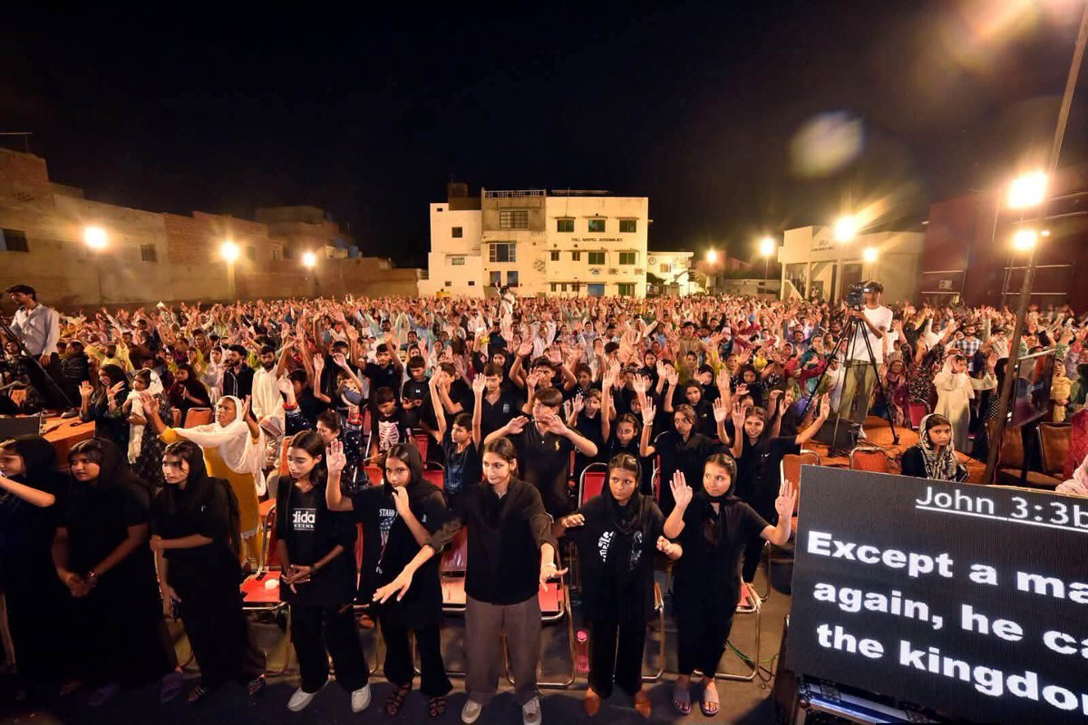 ApstTheEmmanuel's tweet photo. These are Pakistani youths🇵🇰 being impacted for Jesus through the ministry of Pastor (Dr.) W. F. Kumuyi. 
It's the Gospel to every creature🌎

Don't stop praying for the Man of God. Every Field Marshal needs our prayers. 

Follow @ApstTheEmmanuel for more inspirational updates. https://t.co/XUSV7ZwdoQ