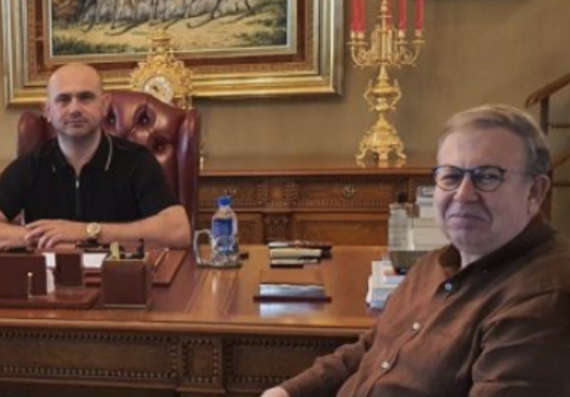 Egurbas_tr03's tweet photo. Çok hırslısın, çok! Tüm tuşlara aynı anda basıyorsun, @turkdegs! Ama, nafile… hep dışarıdasın, hep dışlanıyorsun, sevilmiyorsun! 

Hep idare ediliyorsun! Ne makam/mansıp veriyorlar ne kıymetini(?) biliyorlar! Yazık değil mi sana?! https://t.co/Rc4LN9Yh2d