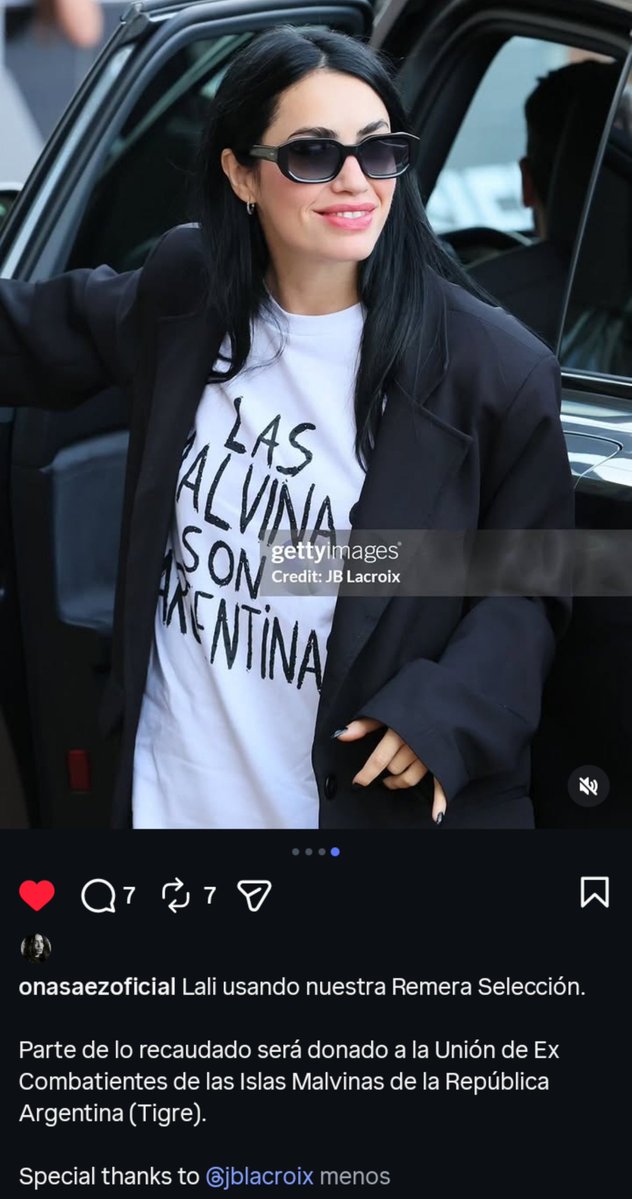 lalibest_'s tweet photo. Vieron que Lali usó la remera "Las Malvinas son Argentinas" en el Festival Internacional de Cine de San Sebastián?
Bueno, parte de lo que se recaude con las ventas de esa prenda será donada a la "Unión de Ex Combatientes de las Islas Malvinas de la República Argentina" (Tigre) https://t.co/IPiodWfiMF