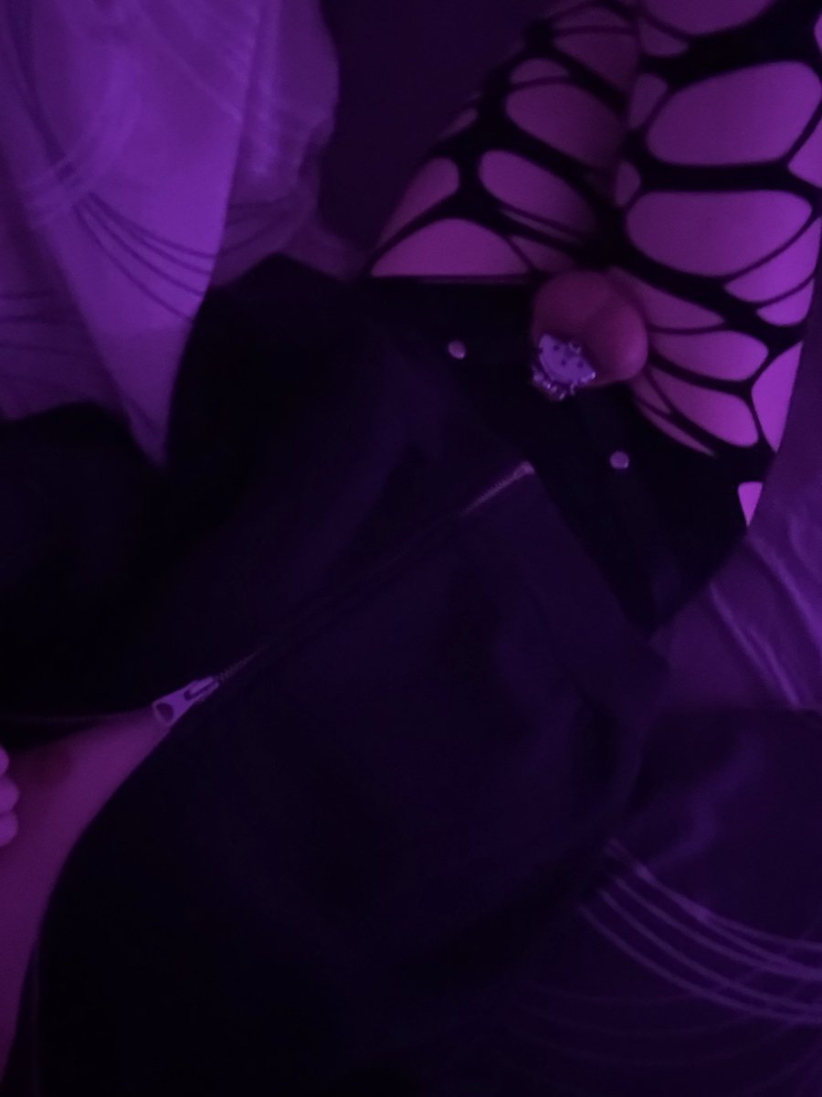 LostB0y_x's tweet photo. cuddles? anyone? “>.<
#femboy #chastity https://t.co/Z463CbXbqQ