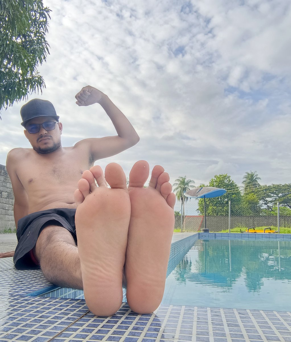 cast_vic71679's tweet photo. Pool day for the master, my perfect feet await you, kneel before me... send your initial tribute 
•Come to my DMs https://t.co/eIEQlKZXmi