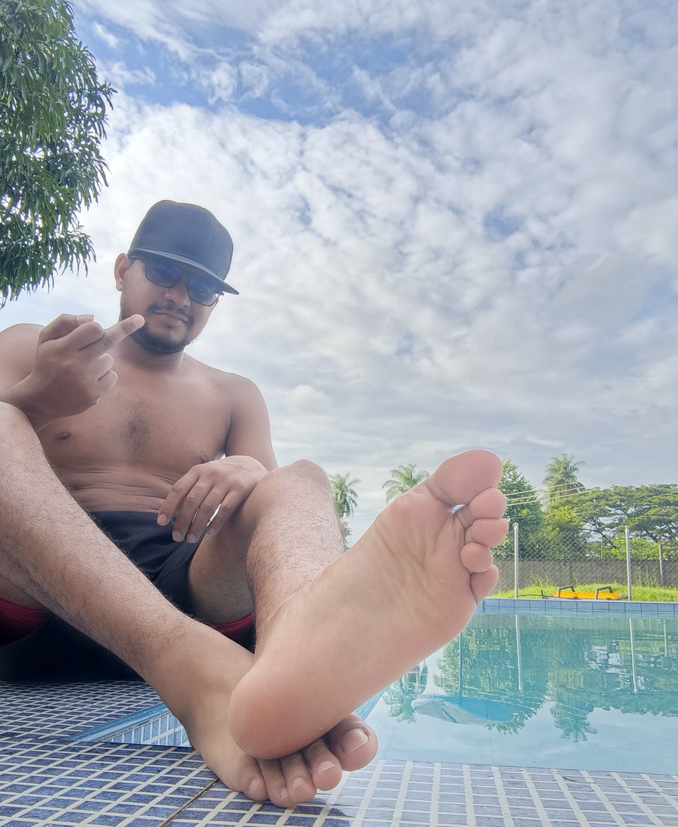 cast_vic71679's tweet photo. Pool day for the master, my perfect feet await you, kneel before me... send your initial tribute 
•Come to my DMs https://t.co/eIEQlKZXmi