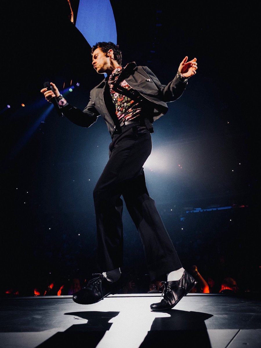 hsdtogethertour's tweet photo. Harry on stage at Madison Square Garden in New York City - September 16 

📸 Rich Fury https://t.co/pT3XNTJRcr