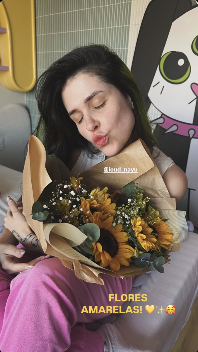 portallfunbabe's tweet photo. QUE AMOR 💛 | @loud_nayu mandou flores pra fun, ter amigos que te apoiam é muitoo importante 🩷. https://t.co/wEPe03sINp