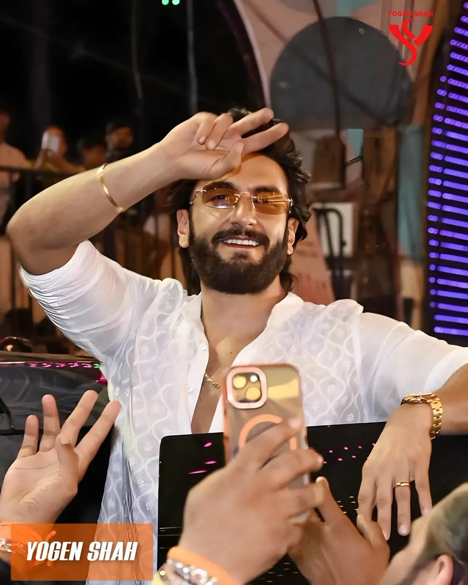 RanveermovieFC's tweet photo. Ranveer Singh at Lalbaugcha Raja 😍🔥 https://t.co/Vo2CnCzOrd