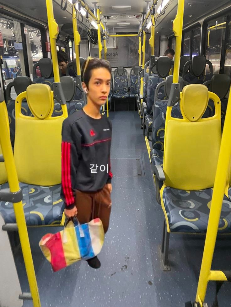_perhapsm's tweet photo. eu no ônibus https://t.co/mJsYxxrDq6