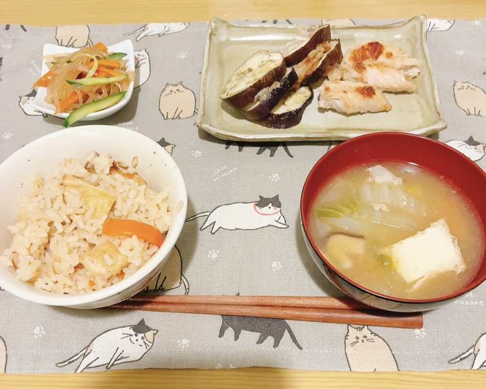 panda_ka_tabun's tweet photo. 今朝の朝食
ささみの塩麹焼き
ナスと豚肉の重ね蒸し
春雨サラダ
味噌汁
炊き込みご飯

ズッキーニと豚肉の重ね蒸しをうどんスープで作ると美味しいというのを見かけて、ナスの方が安いのでとりあえずナスで作ってみました https://t.co/AD5WfBJn7a