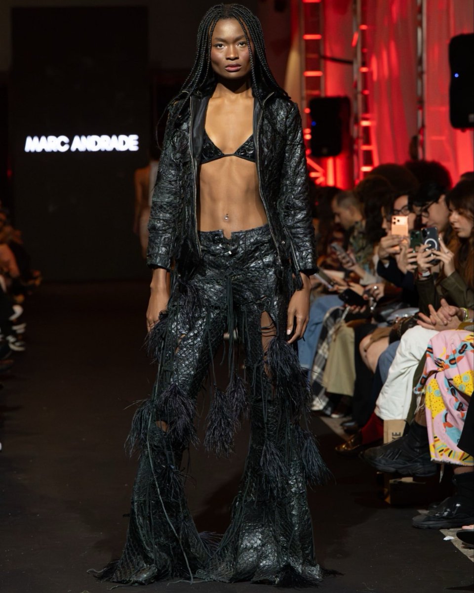 TOTALSTUDIOBR's tweet photo. Quem também ama moda brasileira?Estamos amando o Runway Vision em sua primeira edição no Brasil! Na rede vizinha, uma cobertura especial do evento com muitas imagens e info. No primeiro dia, desfiles de Kolovrat, Zantti, Nalimo e Marc Andrade mostrando o potencial do nosso país! https://t.co/NbMB4hNhBQ