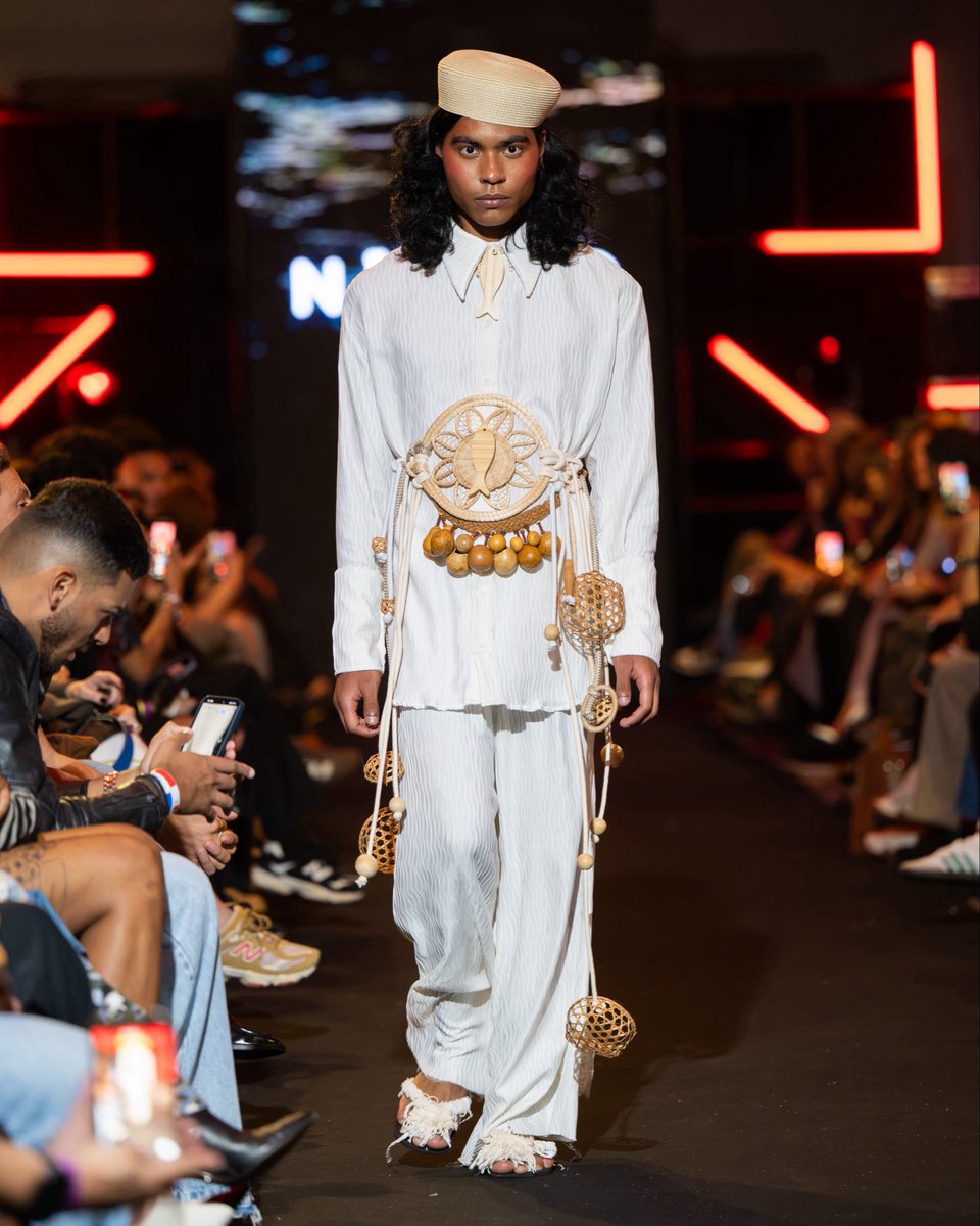TOTALSTUDIOBR's tweet photo. Quem também ama moda brasileira?Estamos amando o Runway Vision em sua primeira edição no Brasil! Na rede vizinha, uma cobertura especial do evento com muitas imagens e info. No primeiro dia, desfiles de Kolovrat, Zantti, Nalimo e Marc Andrade mostrando o potencial do nosso país! https://t.co/NbMB4hNhBQ