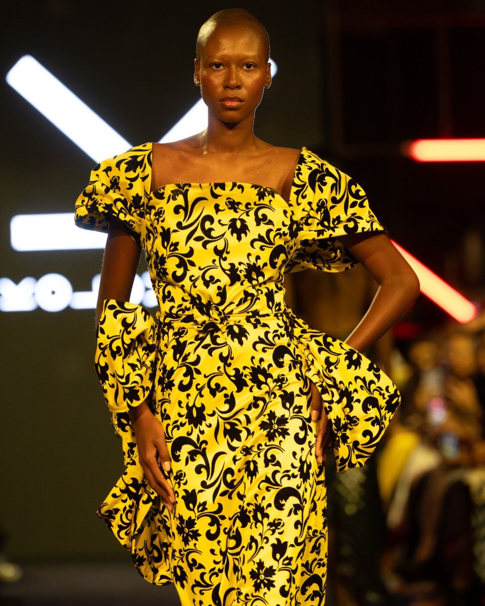 TOTALSTUDIOBR's tweet photo. Quem também ama moda brasileira?Estamos amando o Runway Vision em sua primeira edição no Brasil! Na rede vizinha, uma cobertura especial do evento com muitas imagens e info. No primeiro dia, desfiles de Kolovrat, Zantti, Nalimo e Marc Andrade mostrando o potencial do nosso país! https://t.co/NbMB4hNhBQ