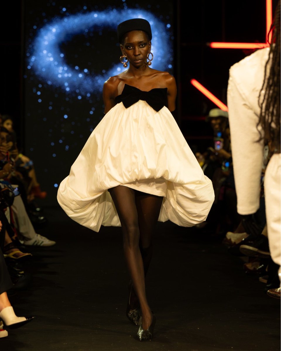 TOTALSTUDIOBR's tweet photo. Quem também ama moda brasileira?Estamos amando o Runway Vision em sua primeira edição no Brasil! Na rede vizinha, uma cobertura especial do evento com muitas imagens e info. No primeiro dia, desfiles de Kolovrat, Zantti, Nalimo e Marc Andrade mostrando o potencial do nosso país! https://t.co/NbMB4hNhBQ