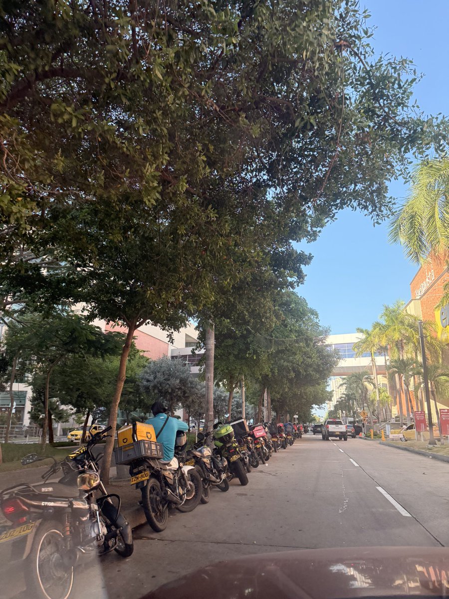 albertoruiz07's tweet photo. No hay control en esta zona…?? 
Entre B/vista 1 y 2 @alcaldiabquilla @TransitoBaq @PoliciaBquilla @zonacero @martintapias @jorgecura1070 https://t.co/WzYE9UKqmx