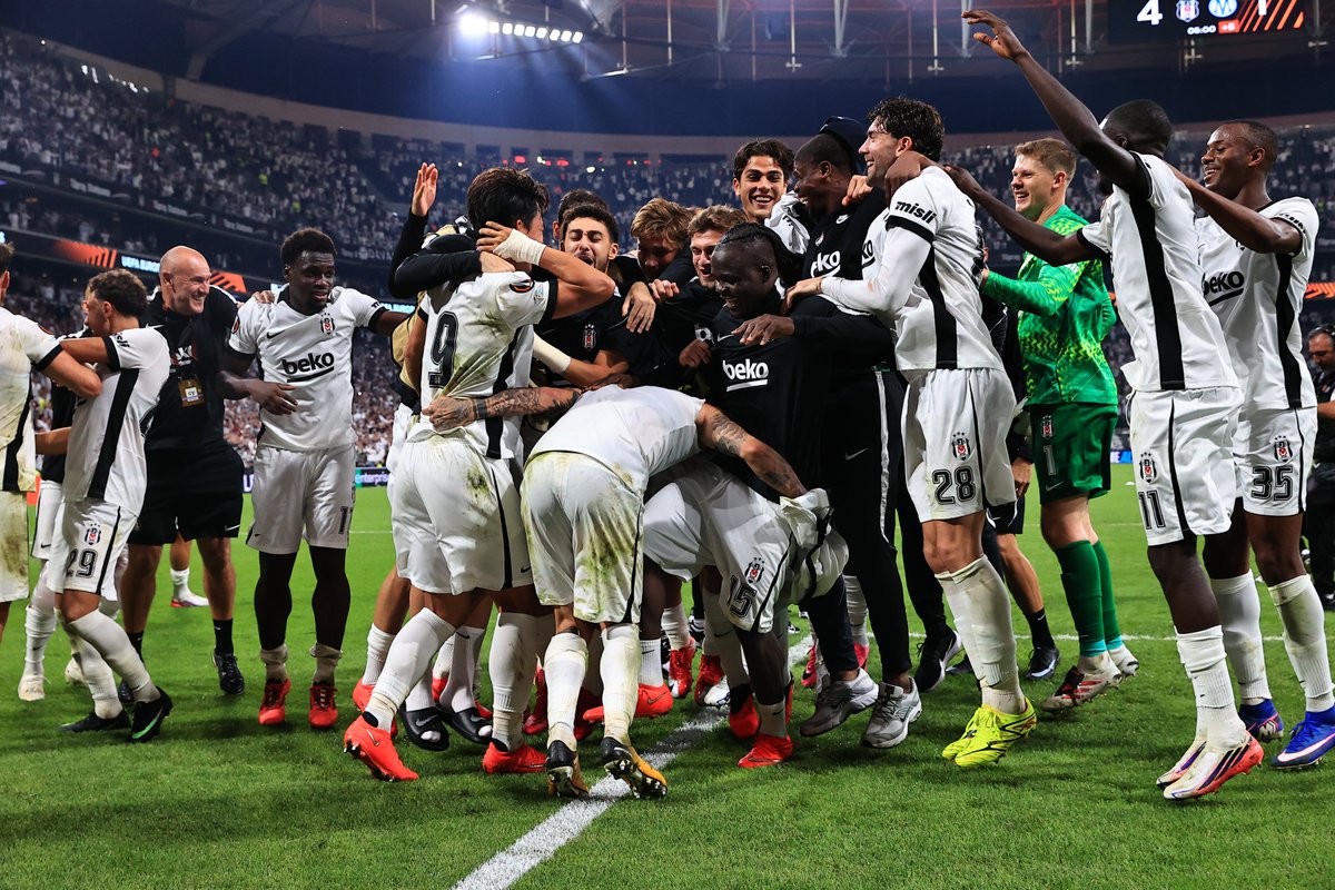 Besiktas's tweet photo. Yine ortalık karıştı. 😬 https://t.co/N7dlij8zhk