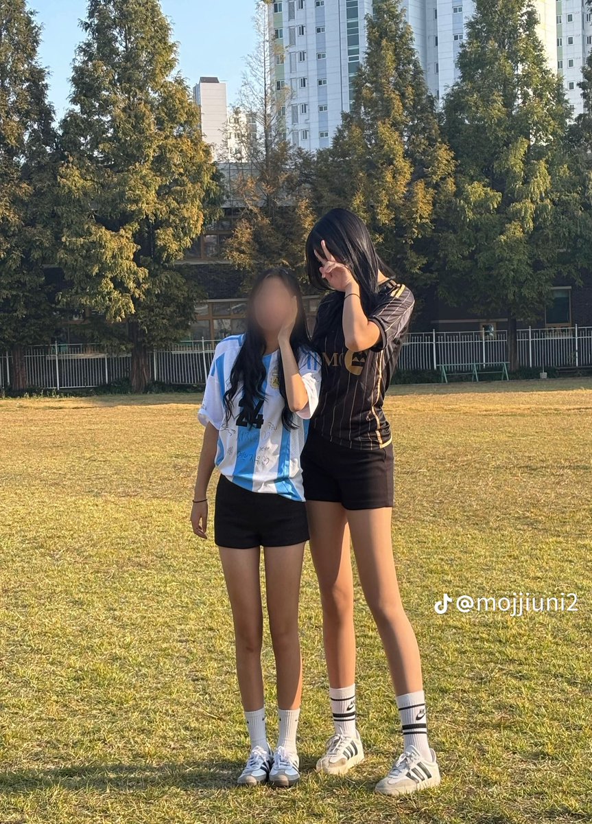 osomesize's tweet photo. 2011年生まれ186cmがtiktok始めた結果…

#高身長女子　#巨大娘 #デカ女 #デカ女ブーム #高身長   #giantess #tallgirl #tallgirl #tallwoman #giantess #shrink #aiart #ai #高身長女子 #長身女子 #巨大娘 #size #180cm #185cm #190cm #6ft #7ft https://t.co/5c5w3A9yCV