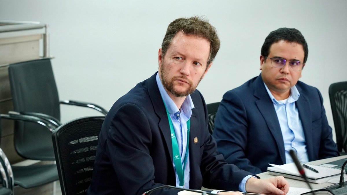 IDEAMColombia's tweet photo. En el marco del fortaler la seguridad hídrica del país, el director @andresherkrath  sostuvo un encuentro con el grupo especializado del @el_BID, con el propósito de consolidar mecanismos de cooperación en iniciativas estratégicas para la gestión sostenible del recurso hídrico. https://t.co/lxcmPn6QG5