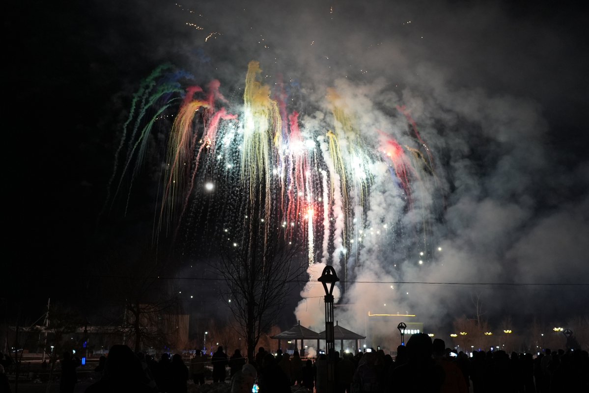 ponyn034775's tweet photo. [Sunset glow, warm cider in hand, and fireworks lighting up the night—happy Mid-Autumn Festival to everyone! ] https://t.co/XU6YsYSwmi