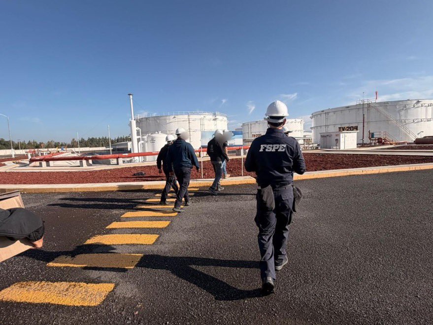 Vicente_Galvez's tweet photo. Autoridades de Guanajuato incautaron en San José Iturbide, 59 millones de litros de combustible ilegal, tanques, carro-tanques y equipo diverso.

59 millones de litros.

¿Nadie los vio entrar por la frontera o por algún puerto? ¿Nadie? https://t.co/akmSTEeoH1