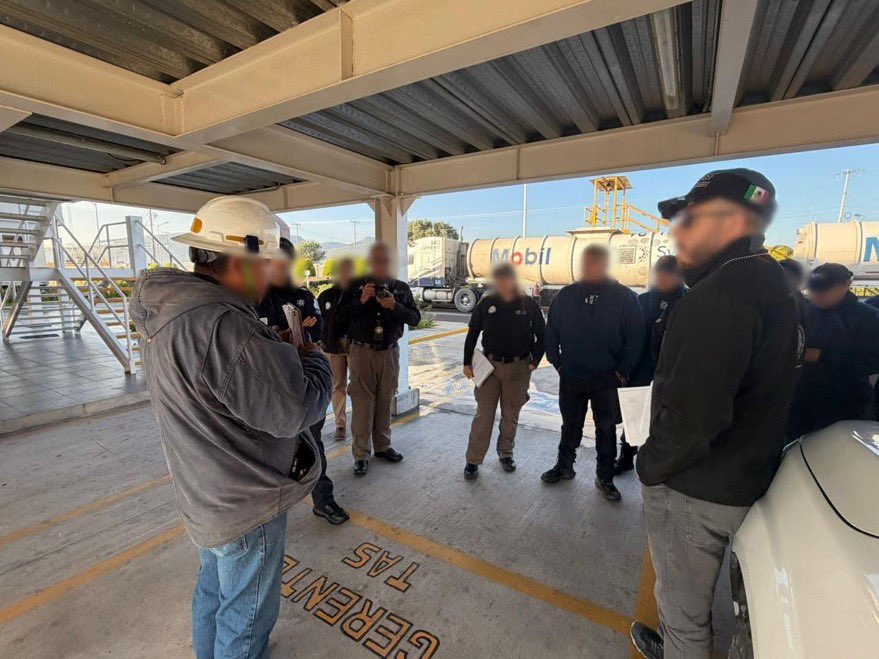 Vicente_Galvez's tweet photo. Autoridades de Guanajuato incautaron en San José Iturbide, 59 millones de litros de combustible ilegal, tanques, carro-tanques y equipo diverso.

59 millones de litros.

¿Nadie los vio entrar por la frontera o por algún puerto? ¿Nadie? https://t.co/akmSTEeoH1