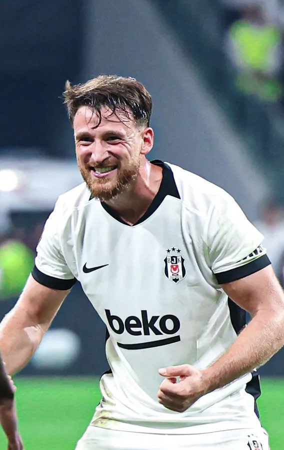 agacliyol_'s tweet photo. Beşiktaş’a geldiği için, taraftara layık bir performans sergilediği için, sahada savaştığı için bakın gözlerinin içi nasıl da gülüyor. 

Büyük karakter Salih Özcan 🤚🏻 https://t.co/w0uPp8Wihw