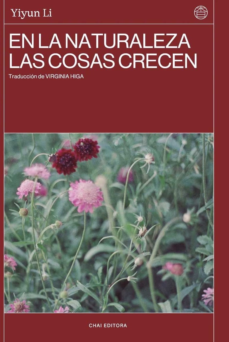revista_unam's tweet photo. 📚 Yiyun Li describe el duelo como un estado permanente, un abismo en el que se aprende a vivir. Su libro, En la naturaleza las cosas crecen, explora las conexiones entre las experiencias familiares y las decisiones individuales que resultan en el encuentro con posibilidades como quitarse la vida. A partir de la muerte por suicidio de sus dos hijos, la autora indaga en torno a la memoria y la aceptación. 🖊️ Lee más en esta crítica de Jacobo Zanella: https://t.co/t3BHMEuzh6