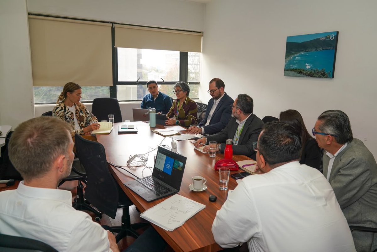 MinAmbienteCo's tweet photo. 🇨🇴🇩🇰 La Agenda ABC impulsa nuevas oportunidades de cooperación ambiental entre Colombia y Dinamarca.

Luis Quintero, jefe de la Oficina de Asuntos Internacionales, y Daniel Gómez (@DanielGomezCure), jefe de la Dirección de Asuntos Ambientales Sectorial y Urbana del Ministerio de Ambiente, lideraron una reunión con delegados de la Agencia Danesa de Energía y la Embajada de Dinamarca para identificar oportunidades en cooperación sobre energía eólica costa afuera, economía circular, evaluación ambiental y monitoreo de biodiversidad. 🌊

El intercambio busca fortalecer el conocimiento y la gestión ambiental del Caribe colombiano, articulando la protección de la biodiversidad y las comunidades con una planificación ambiental basada en conocimiento técnico. 🍃