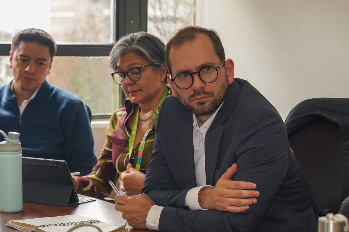 MinAmbienteCo's tweet photo. 🇨🇴🇩🇰 La Agenda ABC impulsa nuevas oportunidades de cooperación ambiental entre Colombia y Dinamarca.

Luis Quintero, jefe de la Oficina de Asuntos Internacionales, y Daniel Gómez (@DanielGomezCure), jefe de la Dirección de Asuntos Ambientales Sectorial y Urbana del Ministerio de Ambiente, lideraron una reunión con delegados de la Agencia Danesa de Energía y la Embajada de Dinamarca para identificar oportunidades en cooperación sobre energía eólica costa afuera, economía circular, evaluación ambiental y monitoreo de biodiversidad. 🌊

El intercambio busca fortalecer el conocimiento y la gestión ambiental del Caribe colombiano, articulando la protección de la biodiversidad y las comunidades con una planificación ambiental basada en conocimiento técnico. 🍃
