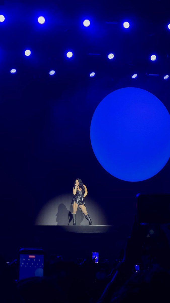 romanafl's tweet photo. Obrigada @ddlovato, por esse show e por me ajudar nos meus momentos mais difíceis com suas músicas. É sempre incrível te ver de perto e cantar junto 🤍
#ItsNotThatDeepTourSP https://t.co/kmrDyq3cJv