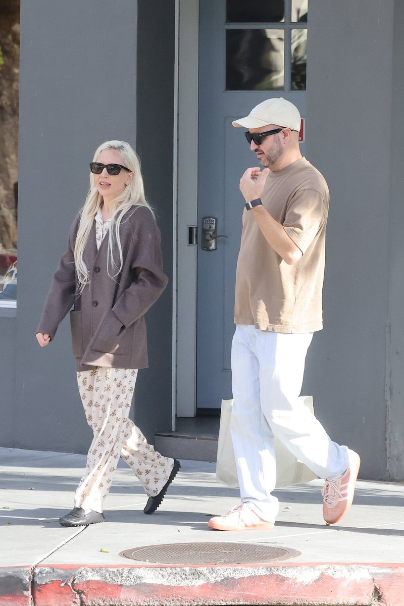 RDTLadyGaga's tweet photo. 📸 Lady Gaga e seu empresário, Bobby Campbell, foram fotografados em Los Angeles hoje (17). https://t.co/9lhYzVBn9M