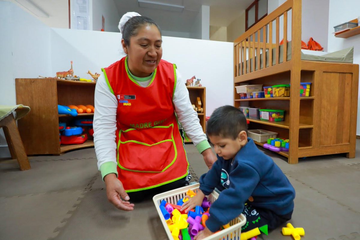 MidisPeru's tweet photo. 📍 #MidisEnRegiones | ¡Un nuevo espacio para cuidar y acompañar el desarrollo de nuestros niños en #Cajamarca! 💙

La ministra Maritza Canales inauguró el Centro Infantil de Atención Integral “Pequeños Genios” de @MIDIS_CunaMas, que brinda atención a 28 niños menores de 36 meses en ambientes acondicionados para su cuidado, aprendizaje y desarrollo.

👶 El nuevo CIAI cuenta con espacios diferenciados para bebés, gateadores, caminantes y exploradores, acompañados por madres cuidadoras y actores comunales.

Porque invertir en los primeros años de vida es abrir más oportunidades para el futuro. 🇵🇪