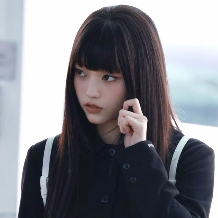 supershyuji's tweet photo. white swan                                     black swan https://t.co/xM1uzIec0g