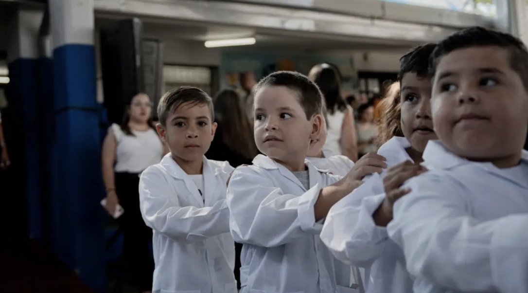 Chequeado's tweet photo. El presupuesto educativo 2027, entre los más bajos en 20 años: se prevé menos fondos para universidades, becas, comedores y ESI

👉 La inversión en Educación y Cultura del proyecto de Presupuesto 2027 equivale al 0,77% del PBI proyectado, uno de los valores más bajos desde 2005, según analizó Chequeado. 

👉 En términos reales, el gasto educativo sube 2,4% frente a 2026, pero cae 44,3% respecto de 2023. Las partidas para universidades se mantienen casi sin cambios respecto a 2026, pero quedan 25,4% debajo de lo que fija la Ley de Financiamiento Universitario.  

👉 También se recortan las becas Progresar (-77,2% real vs. 2023), la asistencia a comedores escolares (-26,8%), los fondos para programas de Educación Sexual Integral (-98,5%), la inversión en infraestructura y equipamiento (-92,8%) y las acciones de formación docente (-59,7%).