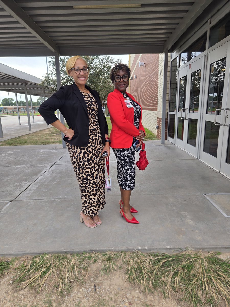 SNikkiVaughan's tweet photo. Sister-leaders❤️ 
It does not matter where we are, we will always do what is best for kids. https://t.co/hLOSZGx4Gv
