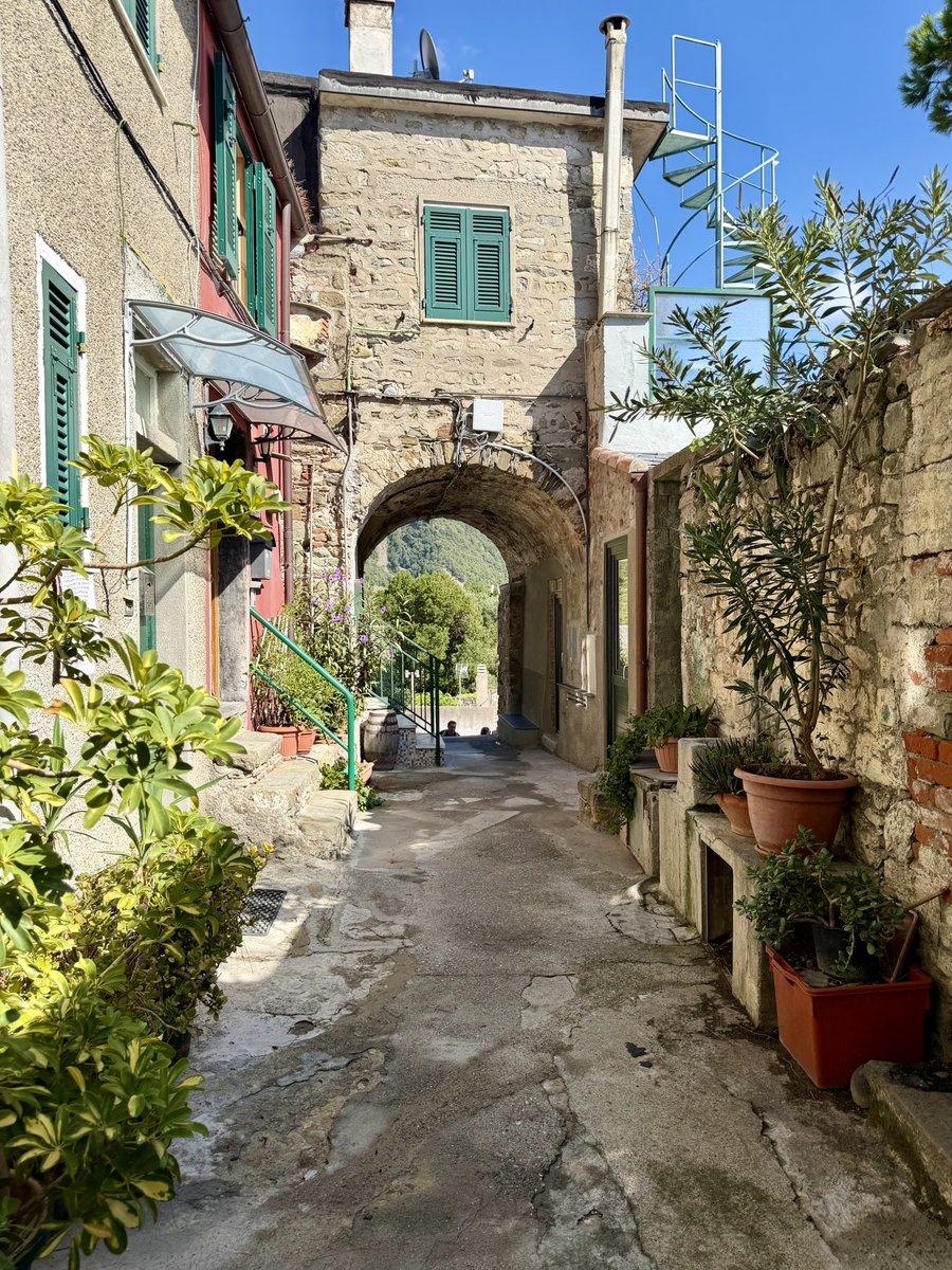 gui10road's tweet photo. Hoy me vine a recorrer Cinque Terre, en la región de Liguria 🇮🇹
Son 5 pequeños pueblos construidos entre montañas y acantilados, frente al mar de Liguria, y conectados entre sí por tren y senderos https://t.co/ULDXTlCKIh