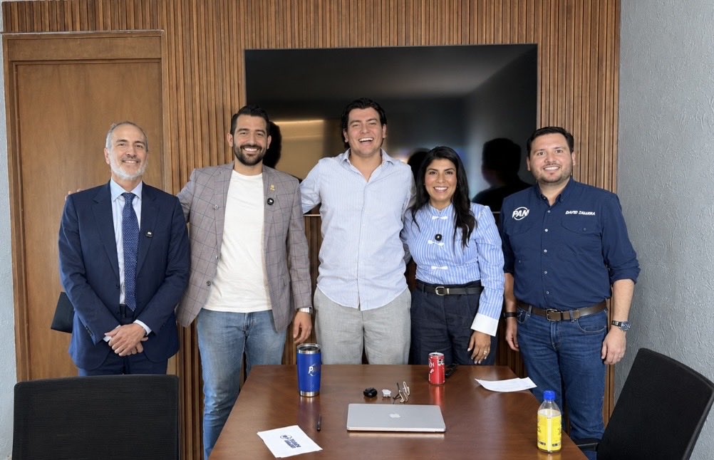 MarcelodlSA's tweet photo. Hoy tocó podcast. Platicamos de juventud, tecnología y, claro, de nuestra ciudad… aunque también nos pusieron a prueba con algunas fotos de San Luis 👀. 
Gracias por la invitación y por la plática, ¡se puso buena! 🙌 https://t.co/5WOL78GM5C