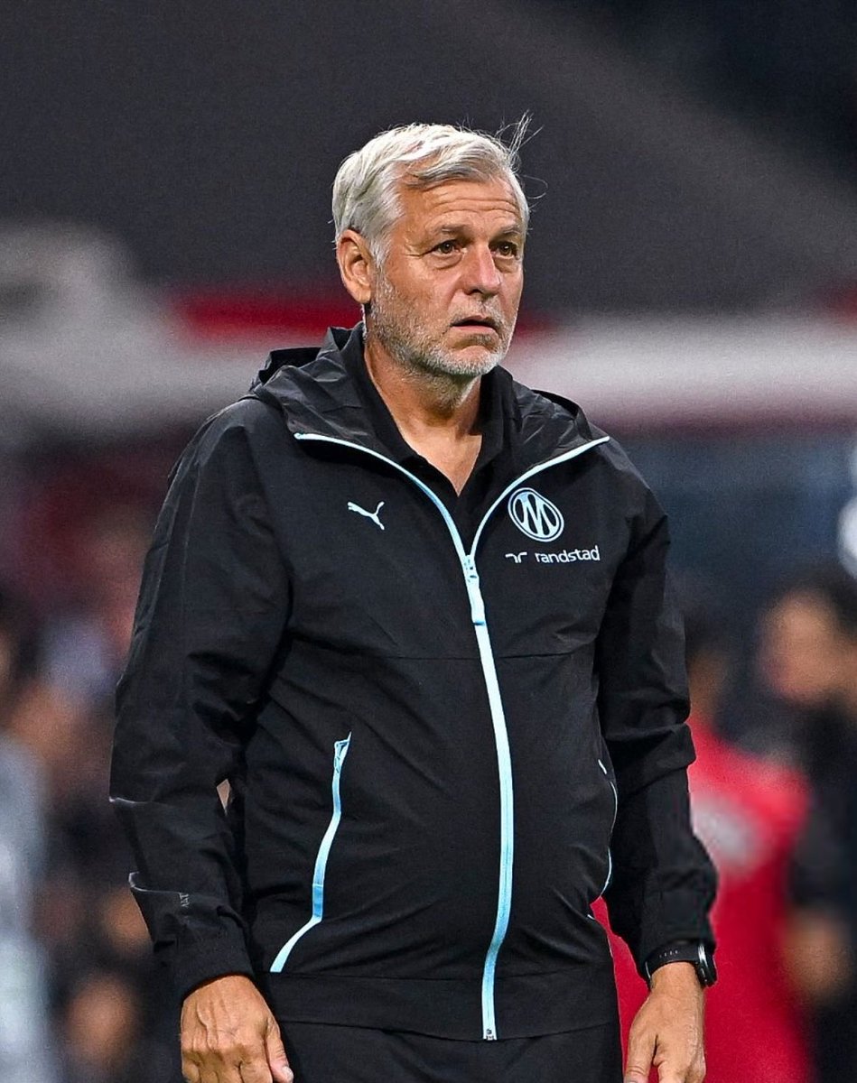 ActuFoot_'s tweet photo. 🚨 Bruno Génésio : « C’EST PAS LES MEILLEURS MOMENTS DE MA CARRIÈRE, C’EST SÛR… 💔

On peut pas faire autant d’erreurs sans être sanctionné.

On a fait jeu égal en première.
À partir du 2e but, on s’est effondré…

Quand vous êtes dans une période où vous enchaînez les défaites, vous vous raccrochez à peu de choses… MENTALEMENT C’EST DIFFICILE… On prend les buts sur touche, corner…

C’EST LARGEMENT INSUFFISANT !

Ce qui est difficile, c’est que les matches se ressemblent. À partir d’un moment du match, ON BAFOUE TOUT TACTIQUEMENT. »

🎙️ Canal+