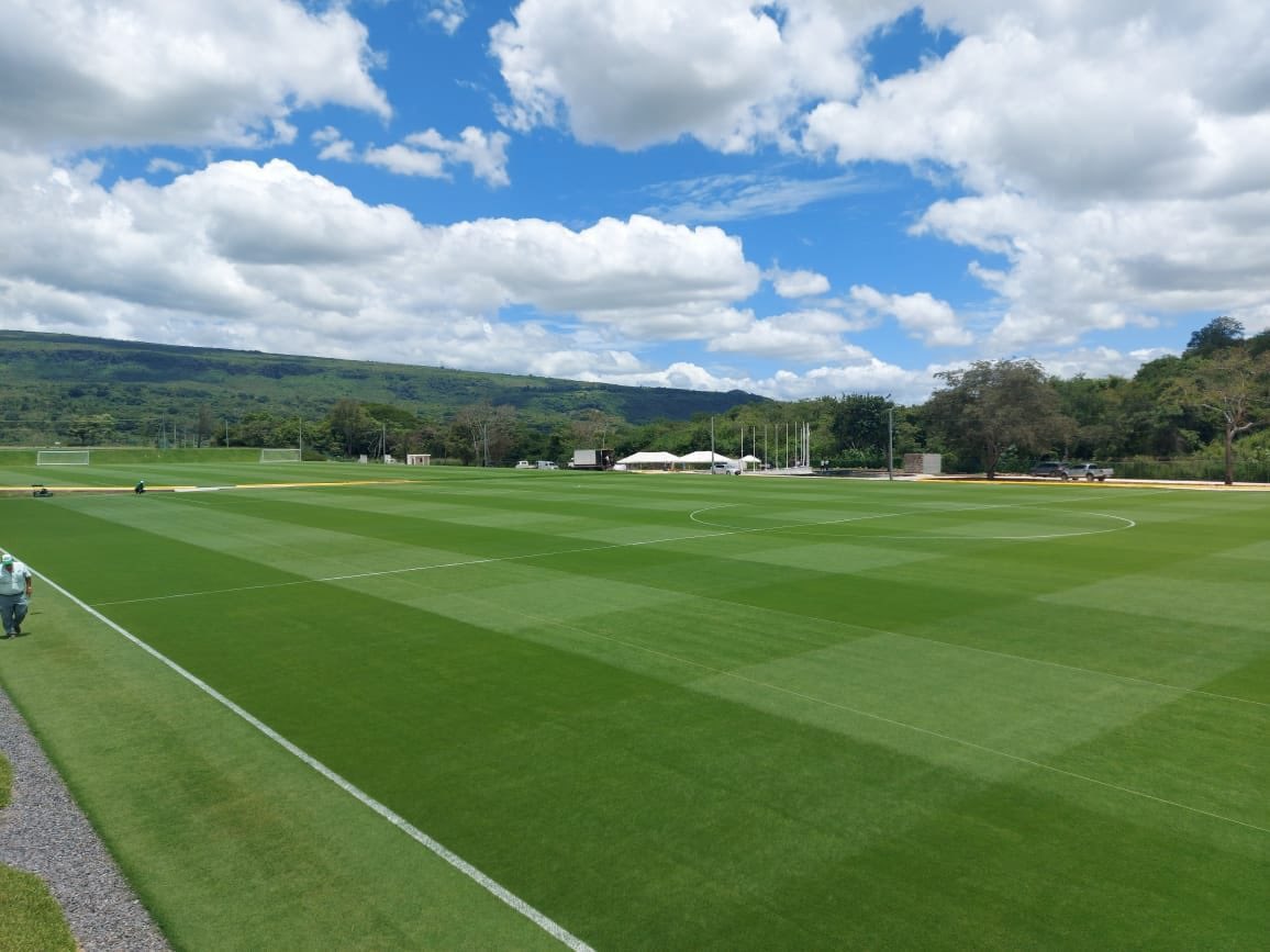 chacofunesjr's tweet photo. Las canchas del CAR del Olimpia están como mínimo en el Top 5 de Centroamérica. Es un complejo fenomenal con gimnasio, 3 campos de juego, sala de conferencias, vestuarios, sala de video, sala de hidroterapia, oficinas para el DT y administrativas. Ha albergado torneos de Selecciones de CONCACAF en categoría Sub-19. Próximamente tendrá dos canchas más y una piscina olímpica.

Muchas veces se dicen cosas desde la ignorancia.