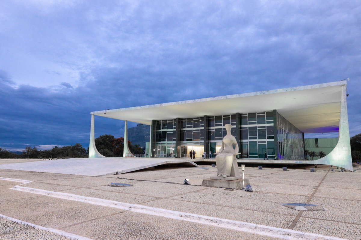 Foto horizontal do edifício-sede do STF. Fim da descrição.