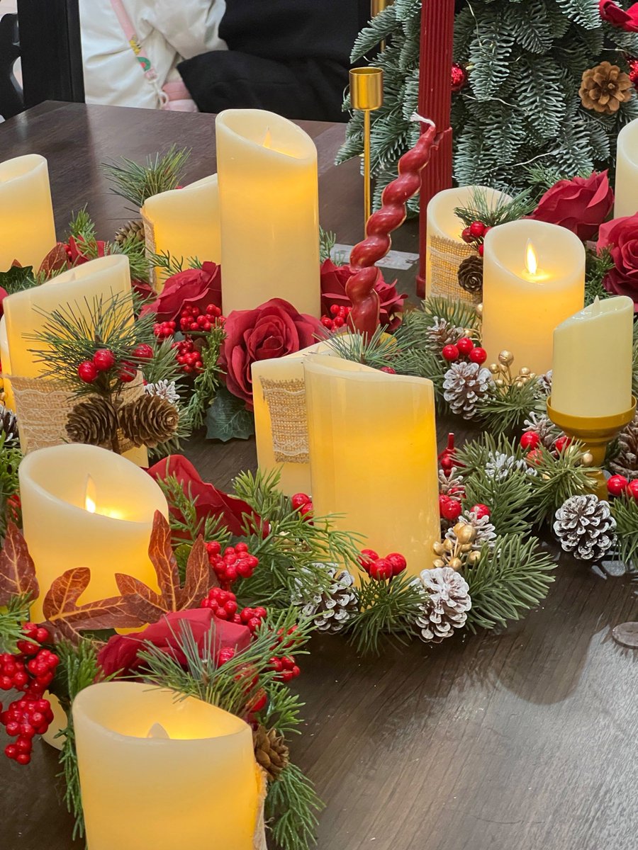 VeronaPlaimo's tweet photo. Sparkling lights, warm hot cocoa, and cozy vibes in the air – happy holidays to all! ， https://t.co/km8q1CRpF4