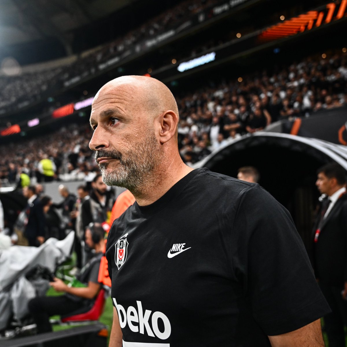 KartalRecord's tweet photo. Vincenzo Italiano: “Tribünlerden ismimi duymak gerçekten çok onur verici. Bunun karşılığını parayla ödeyemez, satın alamazsınız. Ben de elimden gelenin en iyisini yapmak istiyorum ve bunun için hazırım. Maalesef mümkün değil ama keşke 42 bin kişiyi tek tek kucaklayabilsem.” https://t.co/WGUmd8MSKY