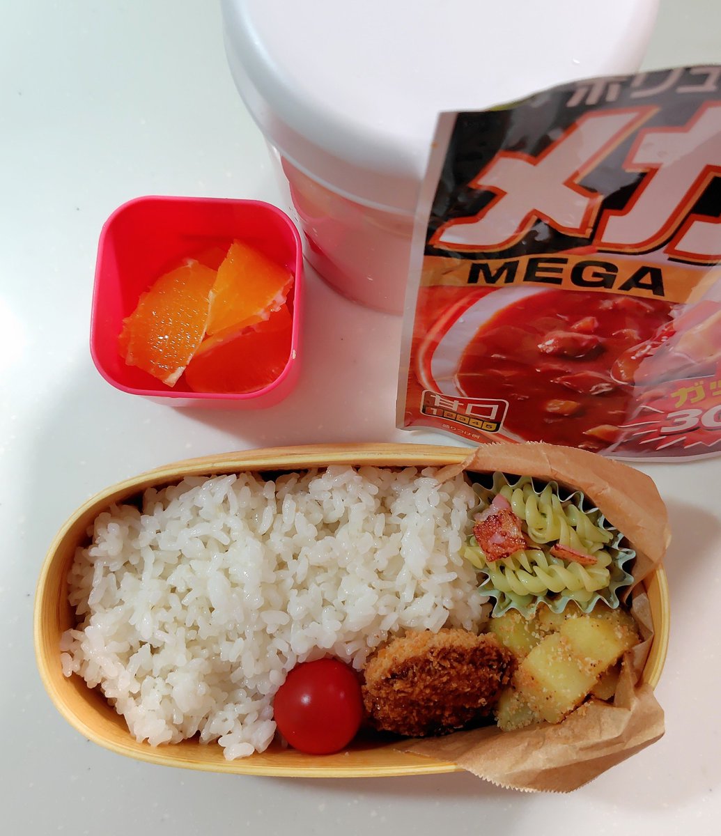 M3308TA's tweet photo. 金曜日はカレーの日🍛
今週は目眩が強くてお弁当作りが大変だったなぁ〜
お母さん、良く乗り切れました

娘の学校もついにインフルが流行りだしたみたいで心配だけど、みんな元気で過ごしましょう

はい、いってらっしゃ～い✋️

#お弁当 #お弁当日記 #お弁当記録
ごはん175ｇ https://t.co/aPZml0paLX